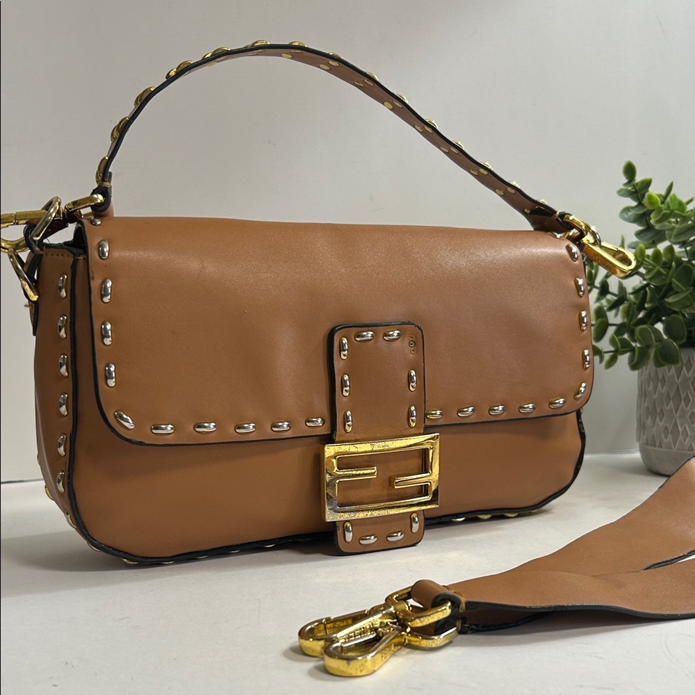 Chic Tan Leather Shoulder Bag
